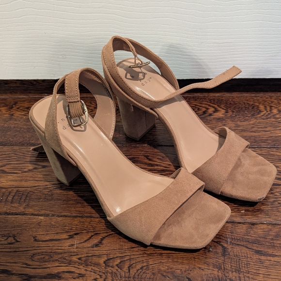 Elegant Tan Block Heels - Picture 1 of 3